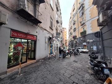 NEGOZIO A NAPOLI