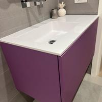 Mobile bagno lilla con lavabo integrato