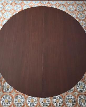 tavolo in legno rotondo con sedie