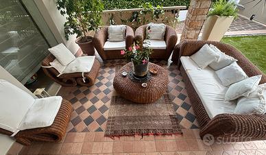 Salottino da esterno in rattan/vimini con cuscini
