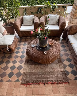 Salottino da esterno in rattan/vimini con cuscini