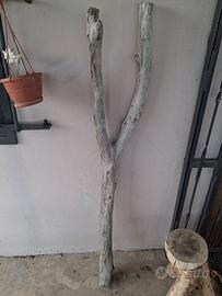 PEZZO DI LEGNO A FORMA DI FIONDA E UNO DRITTO