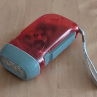 Torcia a LED con ricarica manuale