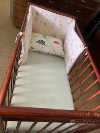 Lettino in legno con rotelle