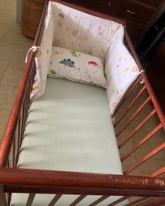 Lettino in legno con rotelle