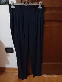 pantaloni colore blu scuro