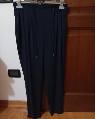 pantaloni colore blu scuro