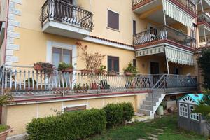 Appartamento rialzato con girardino