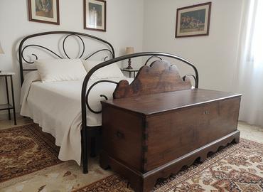 Cassapanca vintage in noce