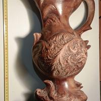 Vaso in terracotta vintage con decorazioni floreal