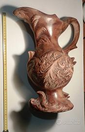 Vaso in terracotta vintage con decorazioni floreal