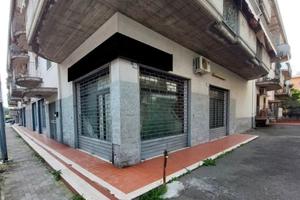 Bottega 70 mq circa con tre punti luce aci catena
