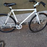 Scatto fisso bianca cerchi neri