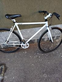 Scatto fisso bianca cerchi neri