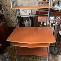 Scrivania con mensole