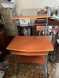 Scrivania con mensole