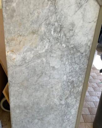 Lastra in marmo utilizzata come piano