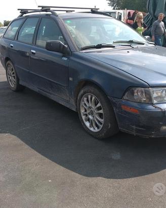Volvo v40 2003 1.9td demolito per ricambi