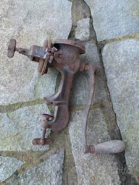 Vecchio trita tutto tritacarne a manovella