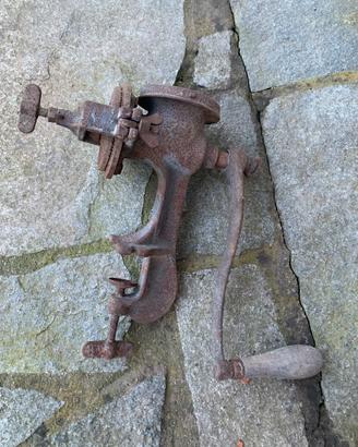 Vecchio trita tutto tritacarne a manovella