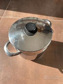 Pentola con scolapasta e coperchio