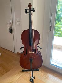 Violoncello 2/4 con custodia inclusa.