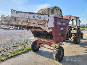Srotolatore orientabile per balloni cilindrici