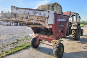 Srotolatore orientabile per balloni cilindrici