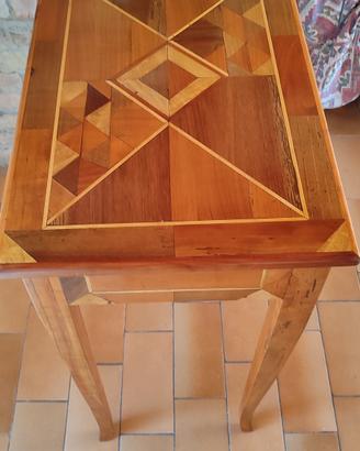 Tavolino in legno artigian. con intarsi e cassetto