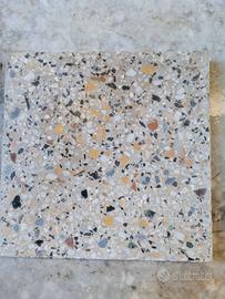 Mattonelle in graniglia anni 40. Misura 20x20 cm.