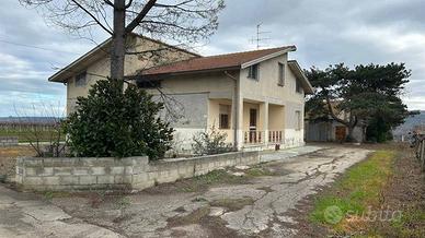 Casa indipendente di 236 m² con più di 5 locali e 