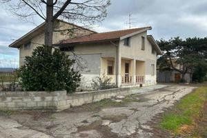 Casa indipendente di 236 m² con più di 5 locali e 