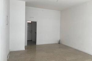 Via Carducci ufficio con ampia vetrina