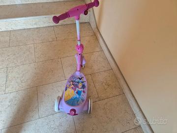 Monopattino elettrico sparabolle principesse