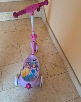 Monopattino elettrico sparabolle principesse