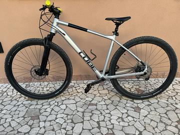 MTB Cube SLX del 2023 con sella telescopica