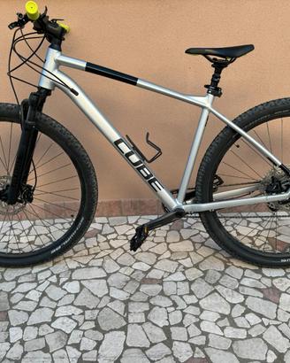 MTB Cube SLX del 2023 con sella telescopica