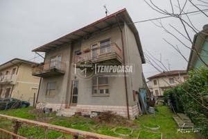 Villa Bifamiliare su due livelli da ristrutturare