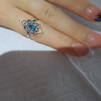 anello con pietra azzurra