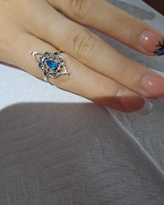 anello con pietra azzurra
