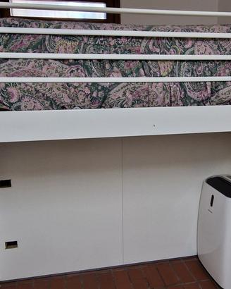 Letto singolo soppalcato con contenitori