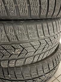 Gomme da neve Pirelli da 16”