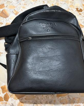 Zaino pelle marca Prada usato regolabile tasca zip
