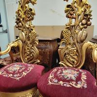 Coppia di Poltrone in tessuto rosso decorato