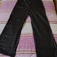 Jeans in ecopelle a vita alta.