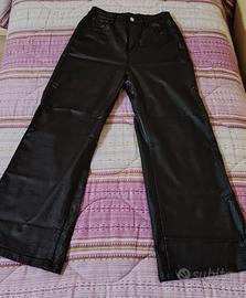 Jeans in ecopelle a vita alta.