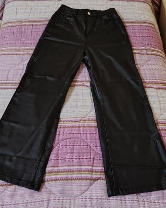 Jeans in ecopelle a vita alta.