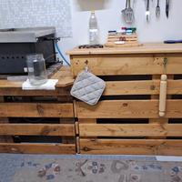 Mobile in legno fatto con pallet