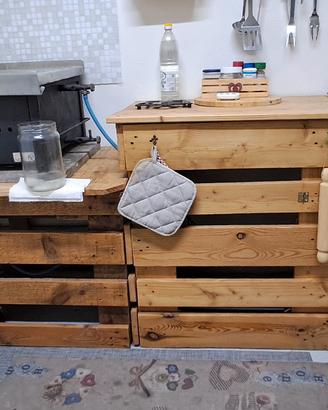Mobile in legno fatto con pallet