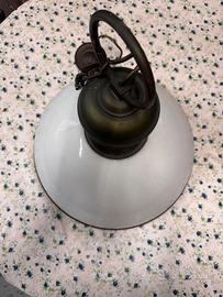 Lampadario vintage con grande vetro opalino bianco